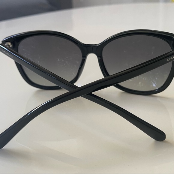 COACH Women’s Sunglass Black Dark Gray Gradient Polarized - Like New - Picture 2 of 8